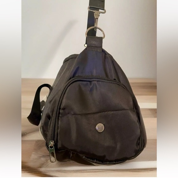 🏋️‍♀️HALARA🏋️‍♀️ 3~POCKET UNISEX DETACHABLE STRAP CROSSBODY GYM DUFFEL BAG - Picture 4 of 13